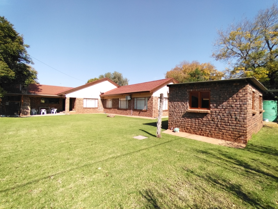 4 Bedroom Property for Sale in Jan Kempdorp Northern Cape